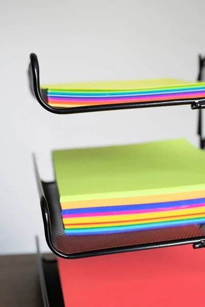 Pilha Documentos Sobre Papel Brilhantemente Colorido Mesa Escritório — Fotografia de Stock