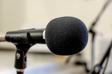 Mikrofon standında fünyede konuşma yapmak için kullanılır.