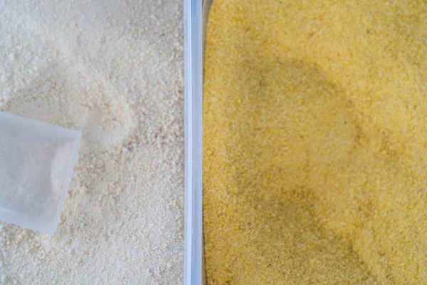 Plastik Kaplarda Yan Yana Duran Nijerya Sarı Beyaz Garri — Stok fotoğraf