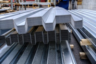 Metal çatı levhaları teslimatı bekliyor.