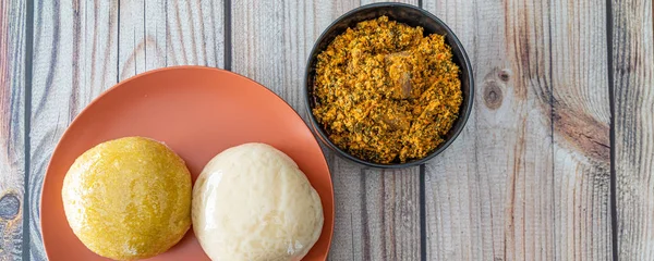 Yam ve Garri Eba, Egusi Çorbası ile servis edilmeye hazır.