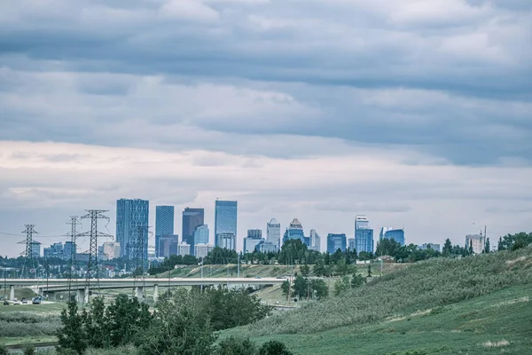 Tráfico Deerfoot Trail Con Centro Calgary Skyline — Foto de Stock