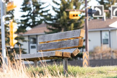 Şehir sokağının yanındaki bankta.