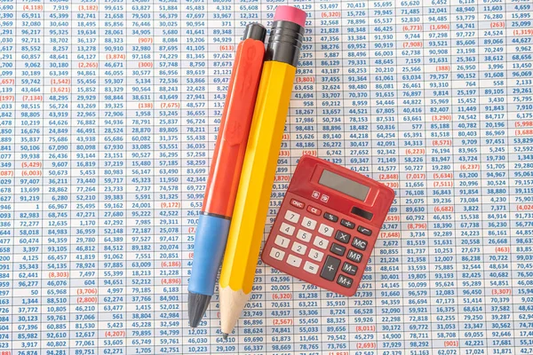 Großer Bleistift Und Stift Mit Taschenrechner Auf Der Tabelle — Stockfoto