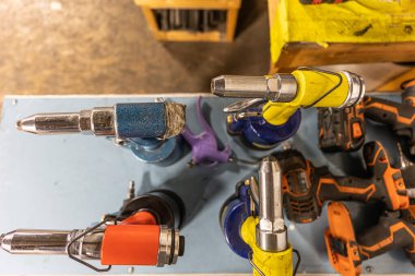 Bir metal fabrikasında pnömatik perçin tabancaları
