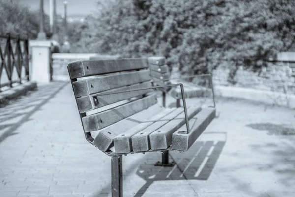 Park bankında nehir manzaralı