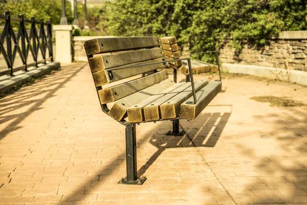 Park bankında nehir manzaralı