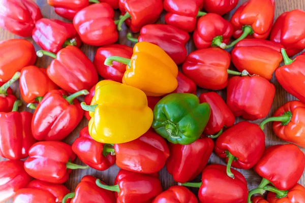Pile Organic Fresh Bell Peppers Display Supermarket — Stock fotografie