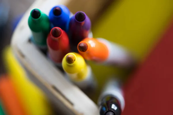Kleurrijke Sharpie Pen Tips Close Een Mand Het Werk — Stockfoto