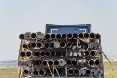 Kamyonun arkasında inşaat boruları