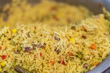 Nijerya usulü kızarmış sebze pilavı.