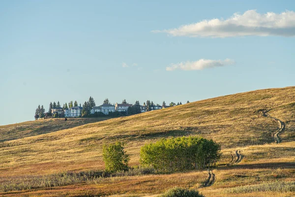 Case Cima Una Collina Con Campi — Foto Stock