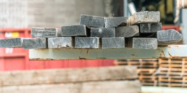 Geri dönüşüm için odun yığını