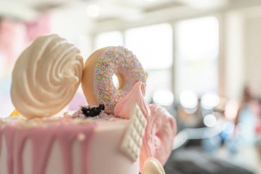 Süslü doğum günü pastası - kapat