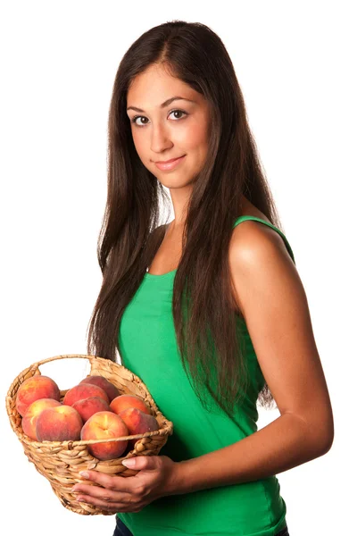 Hübsche lächelnde Frau mit roten Pfirsichen — Stockfoto