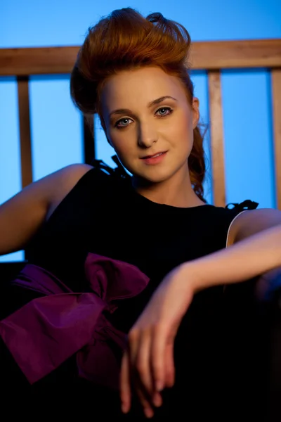 Beautiful young woman resting on a couch — Stock Photo, Image