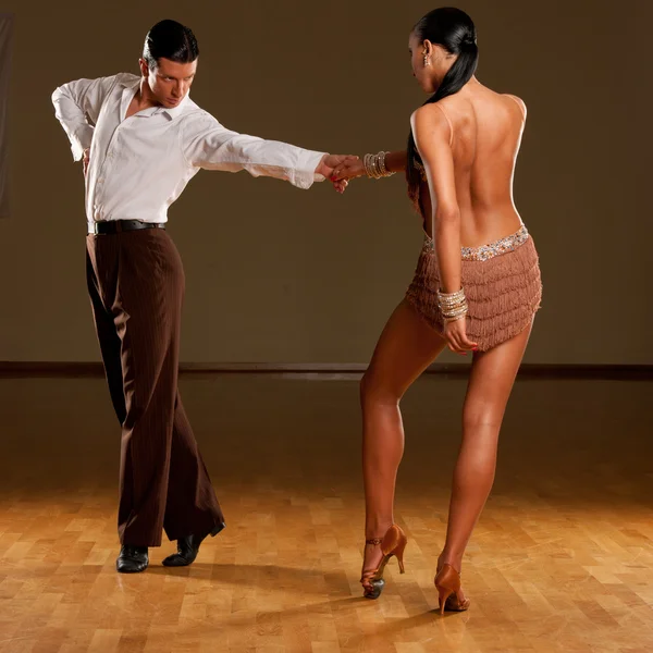 Pareja de baile latino en acción - samba salvaje — Foto de Stock