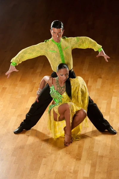 Latino taneční pár v akci - divoká samba — Stock fotografie