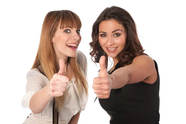 Zwei glückliche junge Frauen mit Fingerhut nach oben — Stockfoto