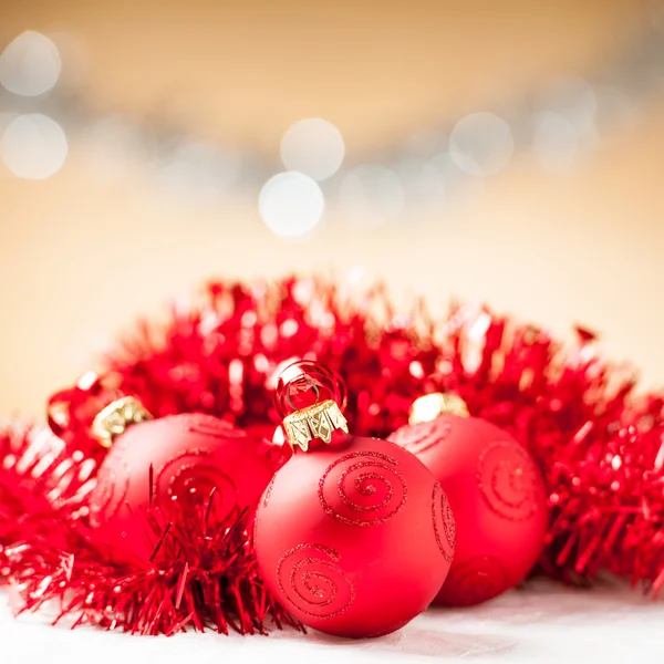 Adornos de Navidad - adornos rojos con cinta brillante en el fondo —  Fotos de Stock