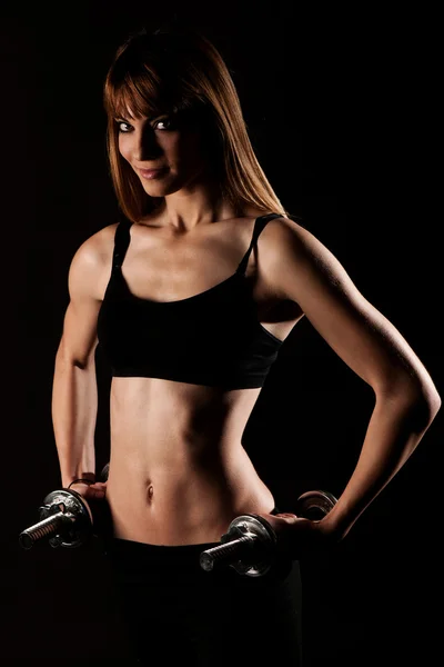 Joven chica en forma haciendo ejercicio con pesas - Retrato de guapa que — Foto de Stock