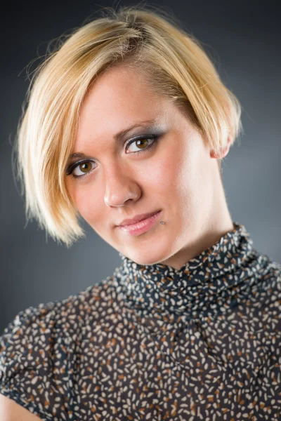 Portrét atraktivní Mladá blondýnka v košili — Stock fotografie
