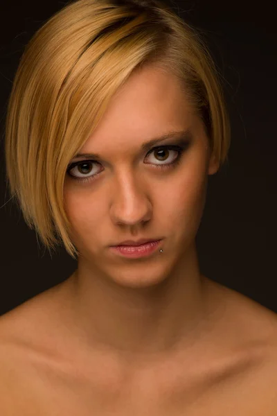 Gömlekli sarışın çekici genç kadın portresi — Stok fotoğraf