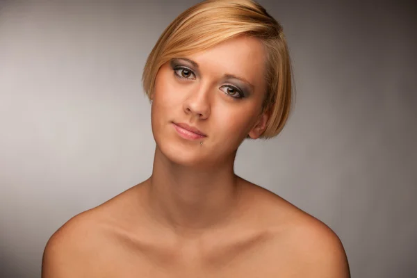 Retrato de mujer rubia joven atractiva en camisa — Foto de Stock