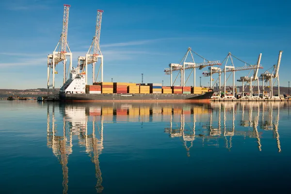 Cargo sea port. Sea cargo cranes. Sea. — Stock Photo, Image