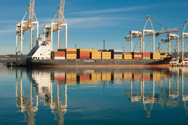 Cargo sea port. Sea cargo cranes. Sea. — Stock Photo, Image