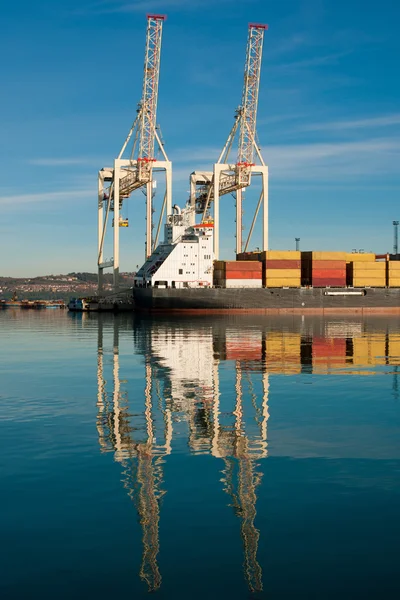 Cargo sea port. Sea cargo cranes. Sea. — Stock Photo, Image