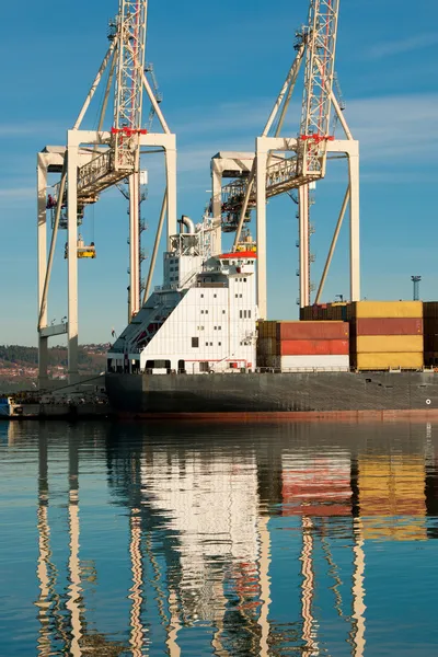 Cargo sea port. Sea cargo cranes. Sea. — Stock Photo, Image