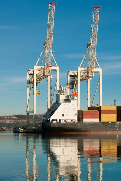 Cargo sea port. Sea cargo cranes. Sea. — Stock Photo, Image