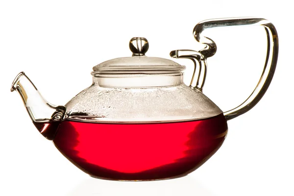 Плоди лісового чаю в скляному чайнику ізольовані над білим спиною — стокове фото