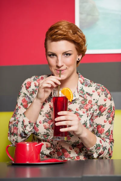 Jovem atraente bebe icetea em um bar — Fotografia de Stock