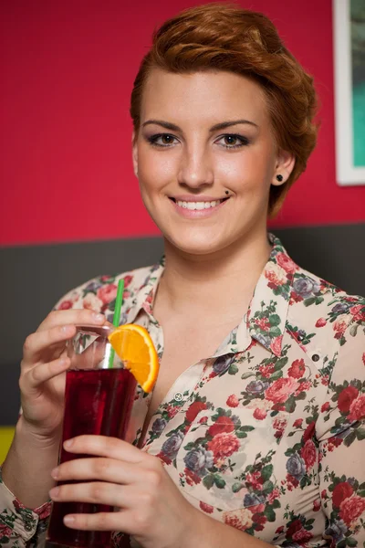 Attraktiv ung kvinna dricker icetea i en bar — Stockfoto