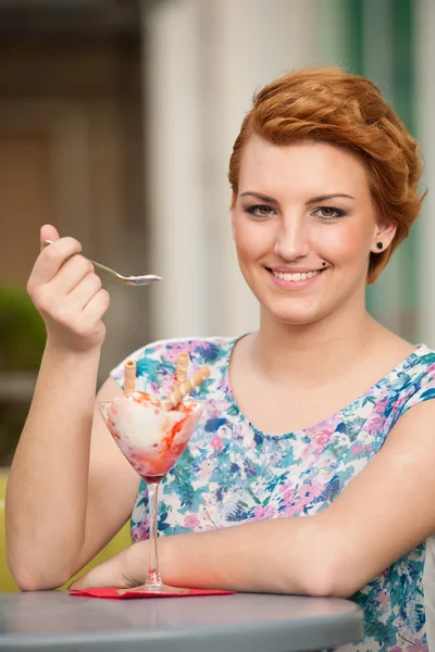 매력적인 젊은 여자 야외에서 아이스크림을 먹으십시오 — 스톡 사진