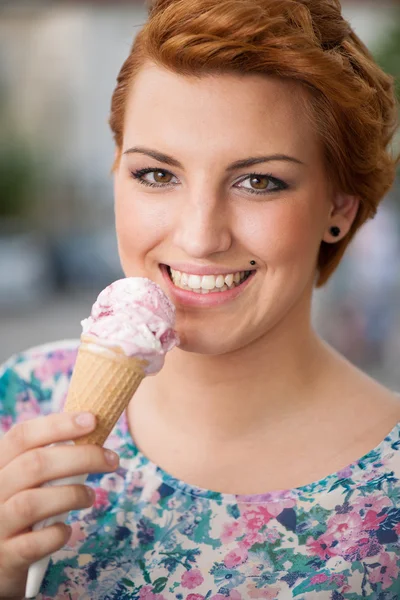 Atrakcyjna młoda kobieta zjada lody na zewnątrz — Zdjęcie stockowe