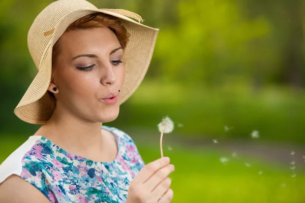 Attractive young woman eats ice cream outdoors — Stock Photo, Image