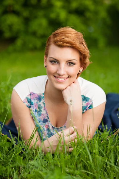 Outdoor portrait of attractive young brunette — Stock Photo, Image