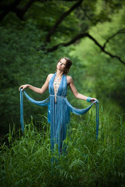 公主的沼泽-有魅力的年轻女人与时尚加尔姆 — 图库照片