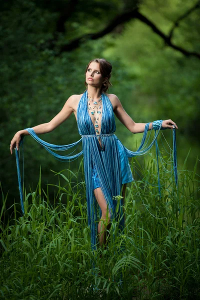 公主的沼泽-有魅力的年轻女人与时尚加尔姆 — 图库照片
