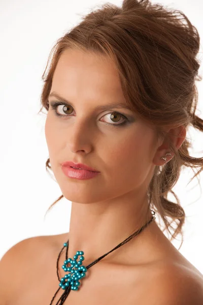 Krása portrét atraktivní tmavovláska s náhrdelníkem — Stock fotografie