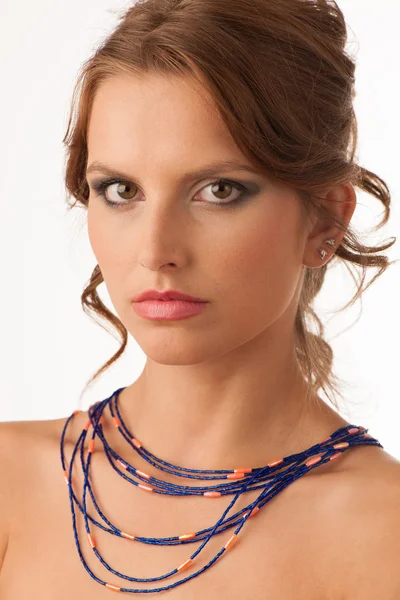 Bellezza ritratto di attraente ragazza bruna con collana — Foto Stock