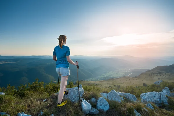 Flicka vandring på berg — Stockfoto