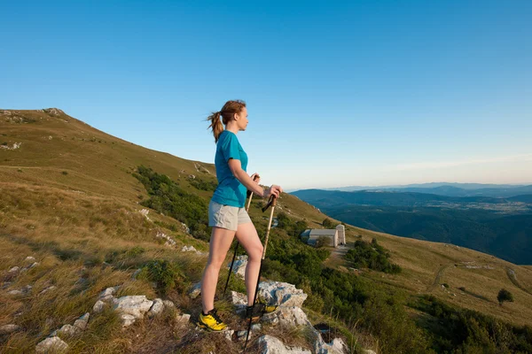 पहाड़ों पर लड़की hiking — स्टॉक फ़ोटो, इमेज