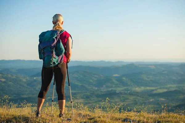Nő a túrázás - Gyönyörű szőke lány túrázás a hegyekben — Stock Fotó