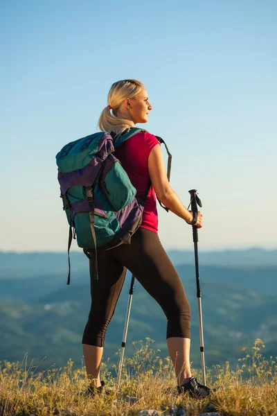 Kvinne på fottur Vakker blond jente på fjelltur – stockfoto