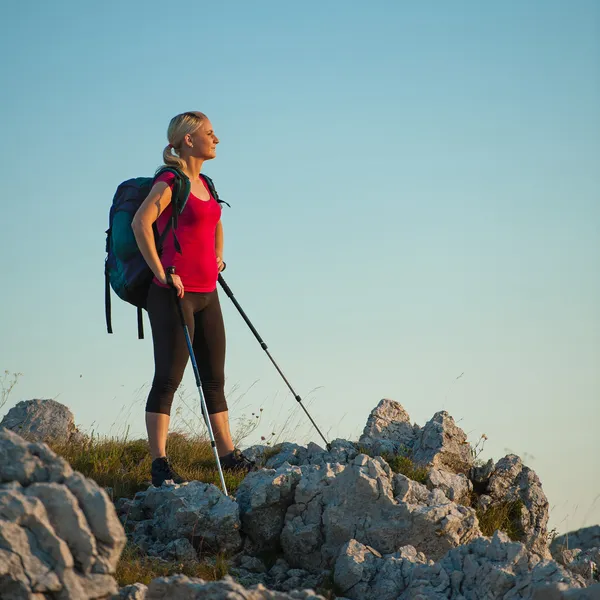 Mulher em trekking - Bela menina loira caminhadas em montanhas — Fotografia de Stock