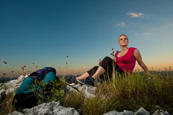 Žena na trekking - Krásná blondýna dívka turistika na horách — Stock fotografie